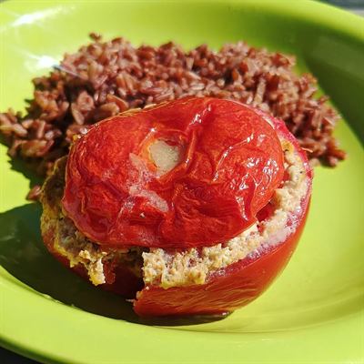 Tomates farcies végétariennes au tofu et aubergine, riz noir