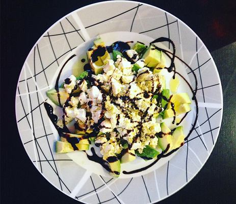 Avocat, mozzarella, tapenade maison et poivrons