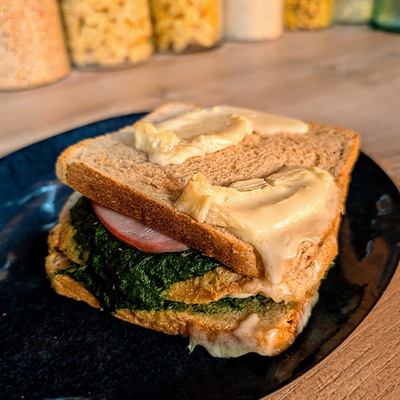 Croque-monsieur d'hiver aux épinards, bacon et brebis