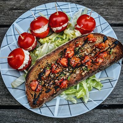 Duo de tomates chèvre-amande, thon et bruschetta maison