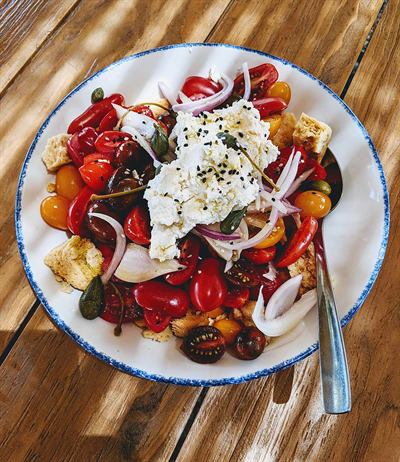 Salade de tomates multicolores, fromage frais et câpres