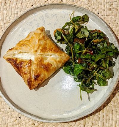 Feuilleté au chèvre frais, salade verte et tomates cerises