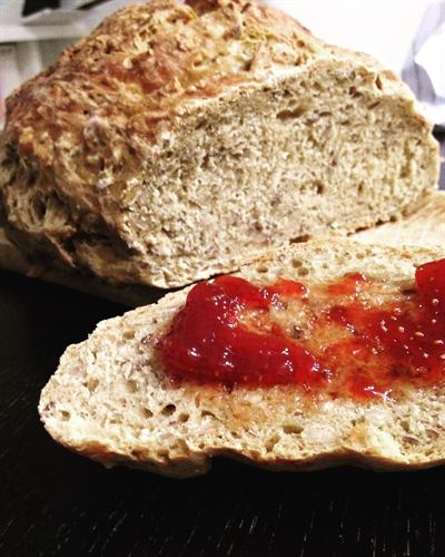 Pain aux céréales maison et confiture de fraises