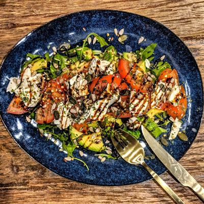 Salade avocat, tomate, mozza et graines à l'huile de noix
