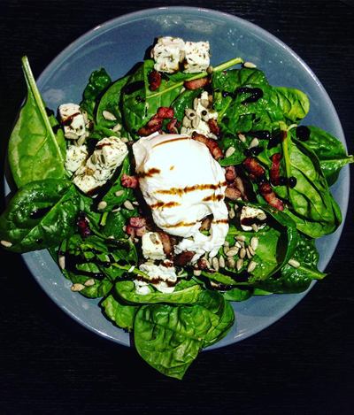 Salade de pousses d'épinards, lardons et œuf poché