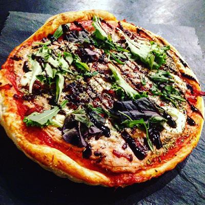 Pizza maison tomate, jeunes pousses et fromage frais