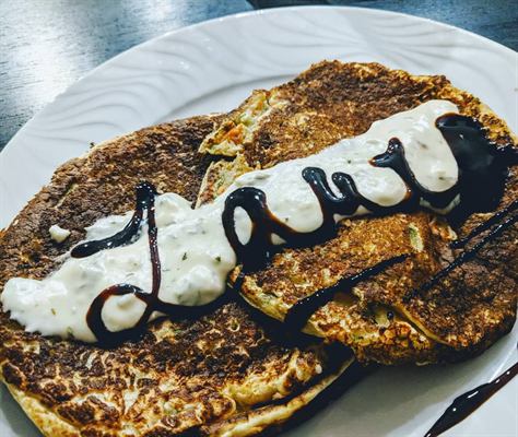 Pancakes aux légumes, sauce à la fourme d'Ambert