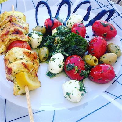 Brochettes de volaille au citron, tomates cerises, mozzarella et menthe