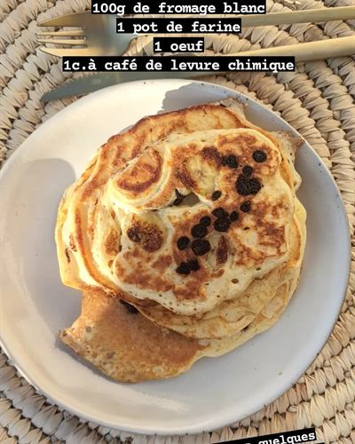 Pancakes au fromage blanc, banane et chocolat noir