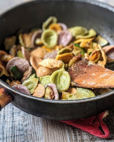 Poêlée de pâtes colorées, courgettes et crottin de chèvre