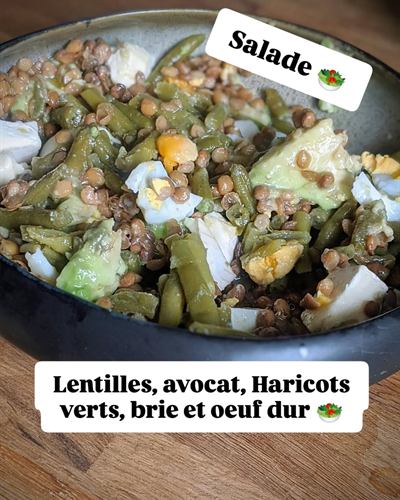 Salade de lentilles, avocat, haricots verts, brie et œuf dur