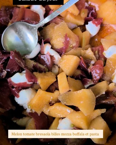 Salade de pâtes, melon, tomate, bresaola et mozzarella