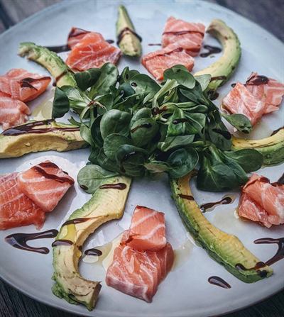 Recette : Une belle rosace Avocat - Saumon - Mâche