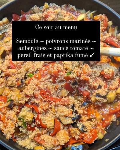 Semoule, poivrons marinés, aubergines et sauce tomate au paprika fumé