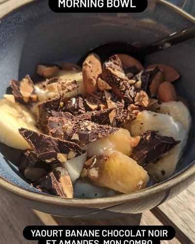Morning bowl yaourt, banane, chocolat noir et amandes