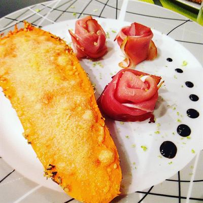 Patate douce gratinée et ses roses de jambon cru fumé