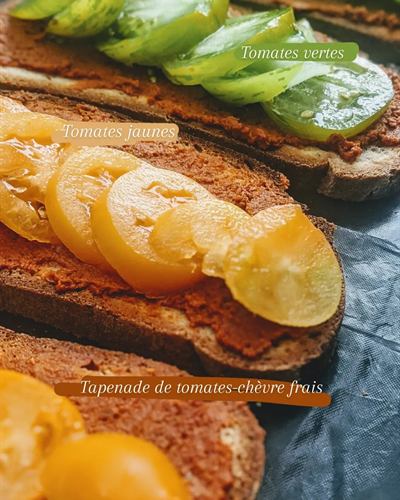 Tomates jaunes et vertes, tapenade de tomates et chèvre frais