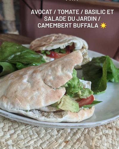 Pita avocat, tomate, basilic et camembert de bufflonne