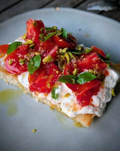 Focaccia tomates, stracciatella et pistaches