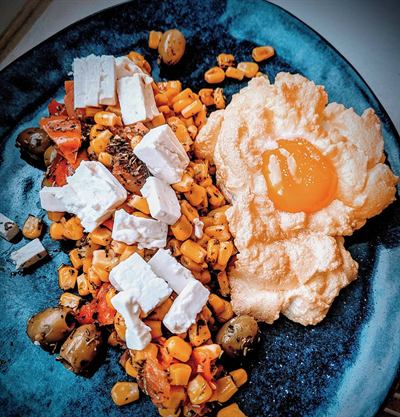 Œuf nuage, maïs, feta, olives et tomates