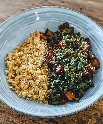 Blé et méli-mélo de haricots verts au tofu fumé