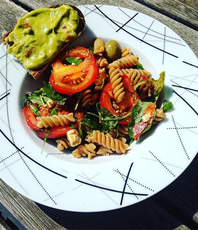 Salade de pâtes complètes, brebis, chorizo et tartine de guacamole