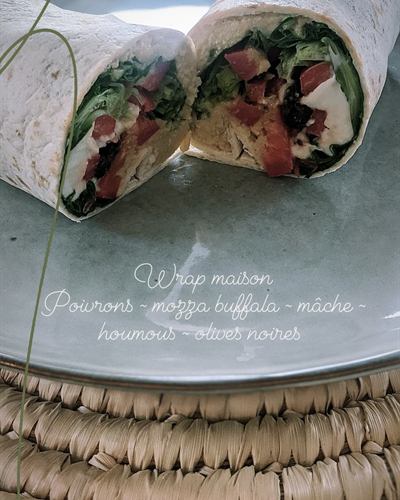 Wrap poivrons, mozzarella, houmous et olives noires