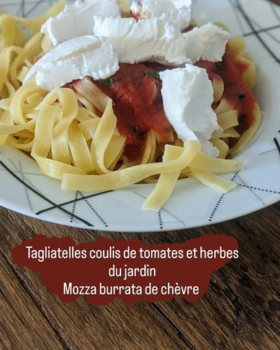 Tagliatelle au coulis de tomates et burrata de chèvre