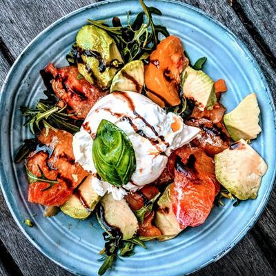 Salade burrata, roquette, tomates jaunes et avocat