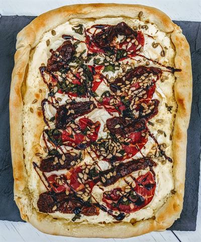 Pizza base crème, tomates séchées, coppa et basilic
