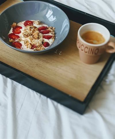 Yaourt velouté, cookie sésame-chocolat concassé et fraises
