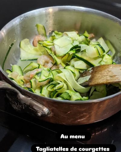 Nouilles et tagliatelles de courgettes aux crevettes, coco-citron