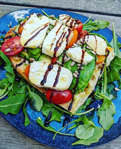 Tartine-salade roquette, avocat et brebis