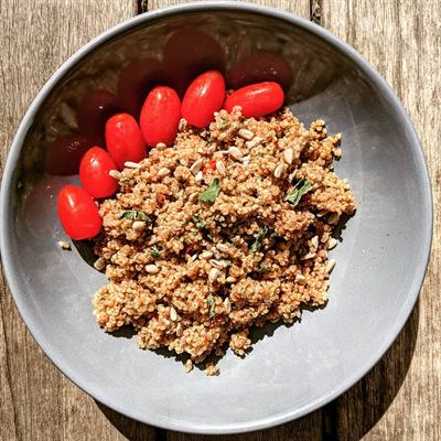 Taboulé de quinoa aux tomates, olives noires et verveine