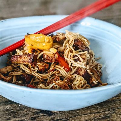 Nouilles chinoises au tofu fumé, poivrons et maïs
