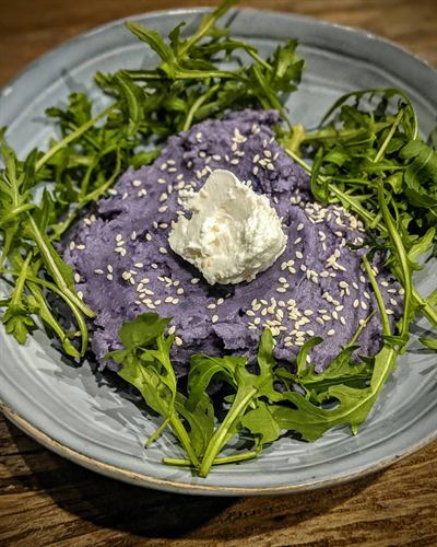 Nid de purée de pommes de terre, roquette et chèvre frais