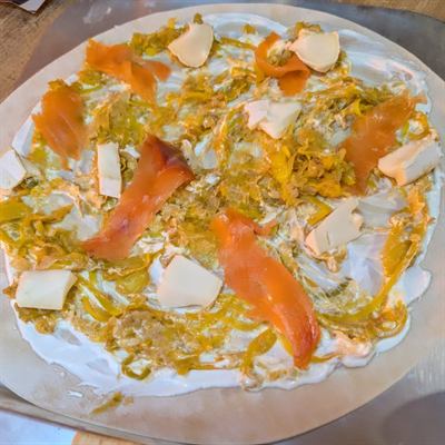 Flammekueche revisitée au saumon fumé et légumes en spaghetti