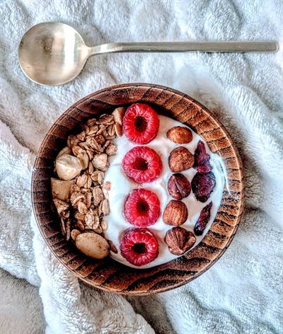 Bowl fromage blanc, framboises, cranberries et granola cannelle