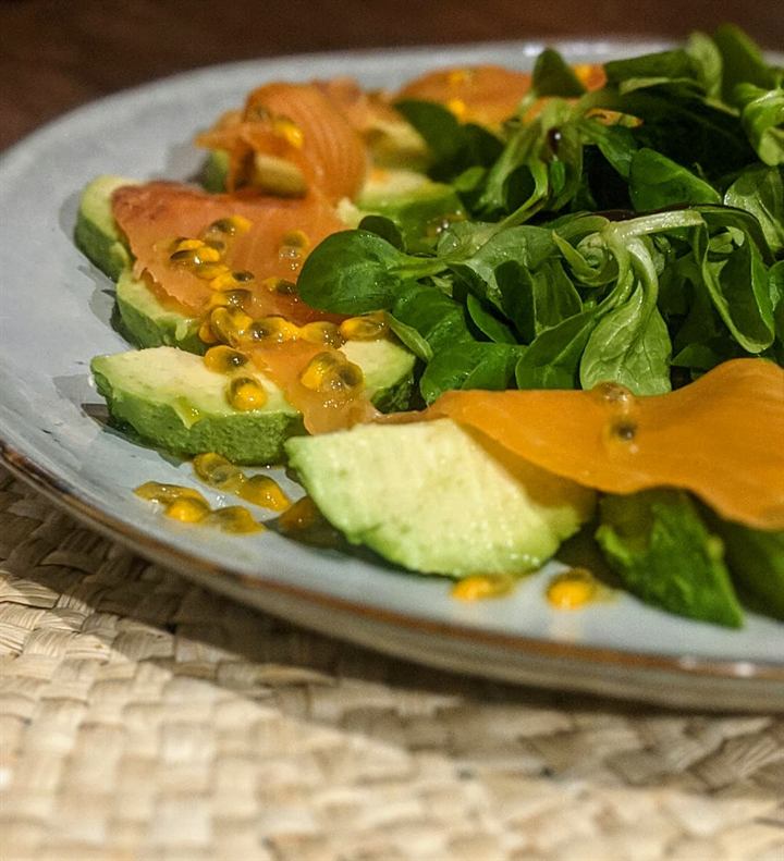 Rosace avocat, truite fumée et fruit de la passion
