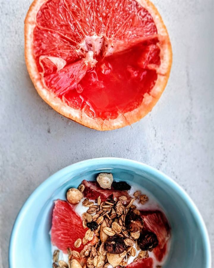 Bol vitaminé fromage blanc, pamplemousse rose et granola à la cannelle