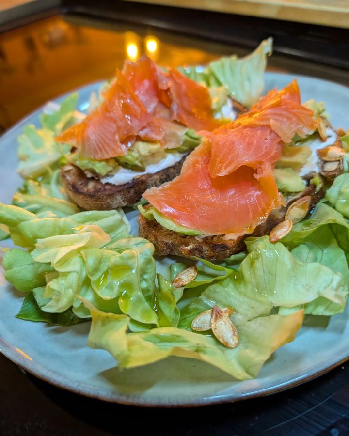 Avocado toast à la truite fumée, crème au citron vert et graines de courge