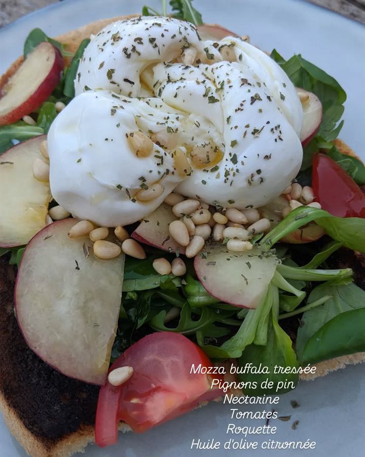 Bruschetta mozzarella, nectarine et pignons