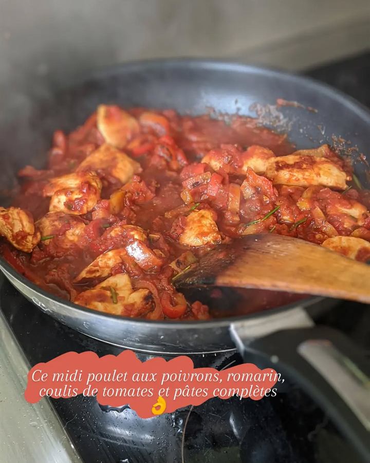 Poulet aux poivrons, romarin et tomate, pâtes complètes