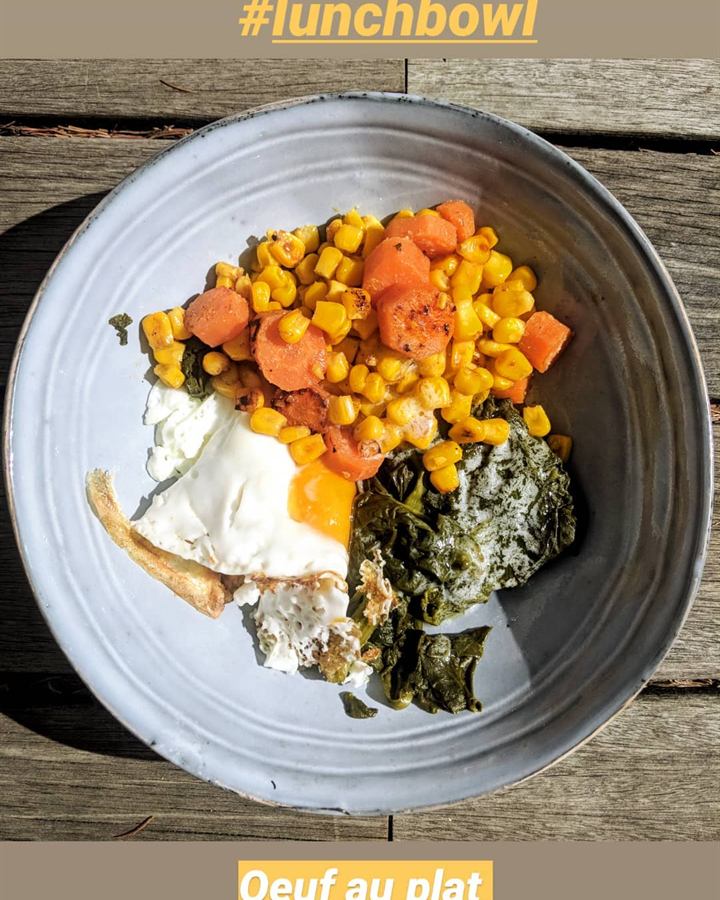 Œuf au plat, poêlée de maïs, carottes et épinards