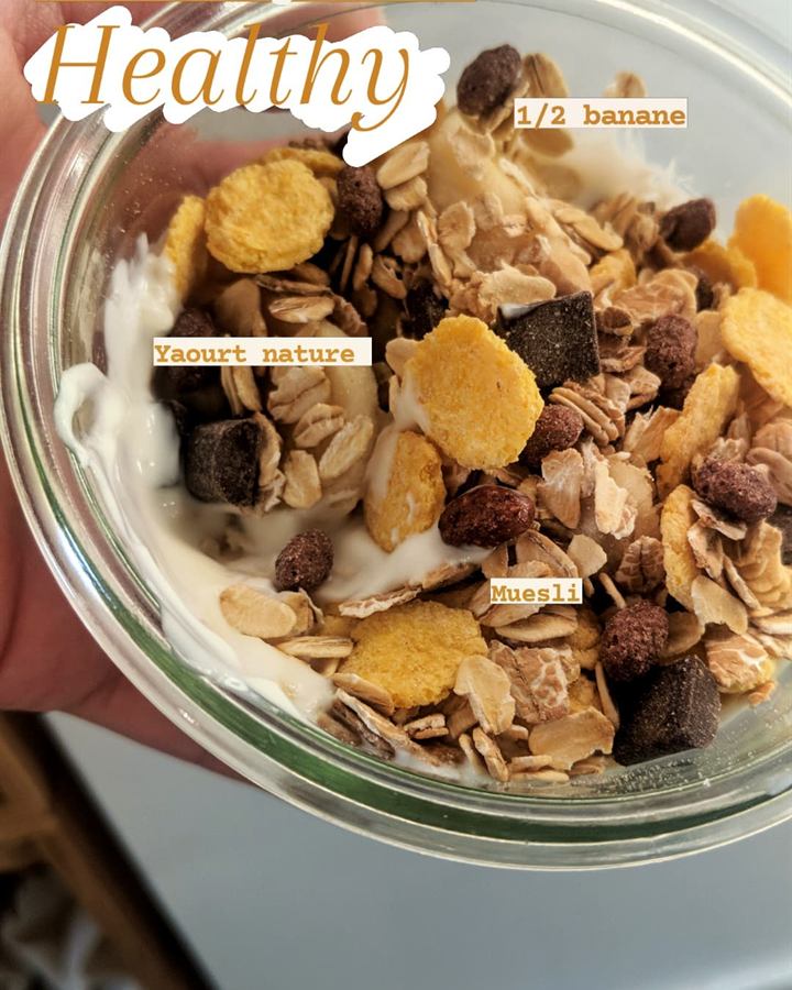 Bol healthy yaourt, demi-banane et muesli