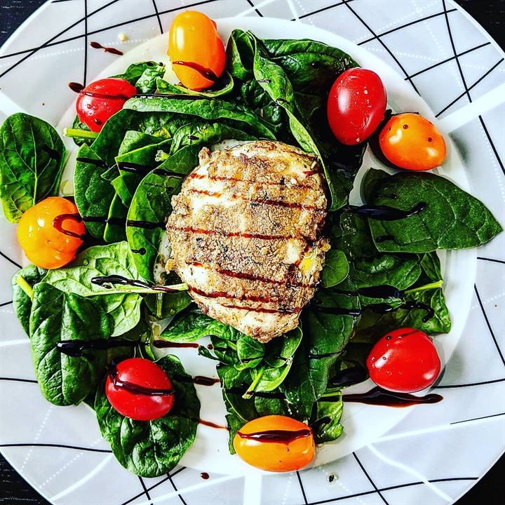 Mozzarella panée au cœur d'abricot, salade d'épinards