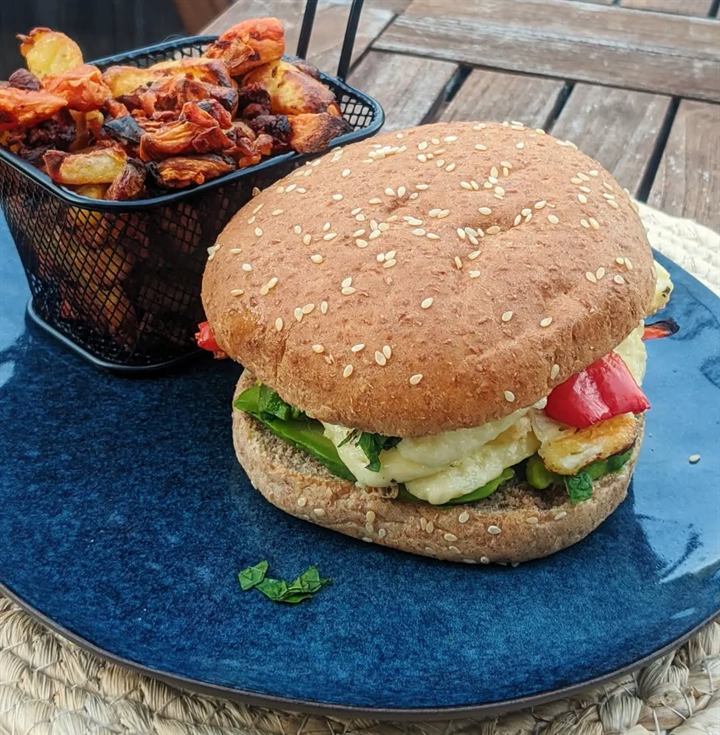 Burger veggie halloumi et frites maison patate douce
