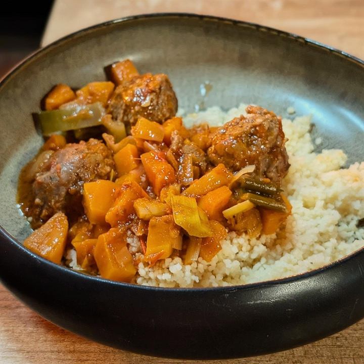 Boulettes de bœuf aux légumes, sauce tomate et semoule