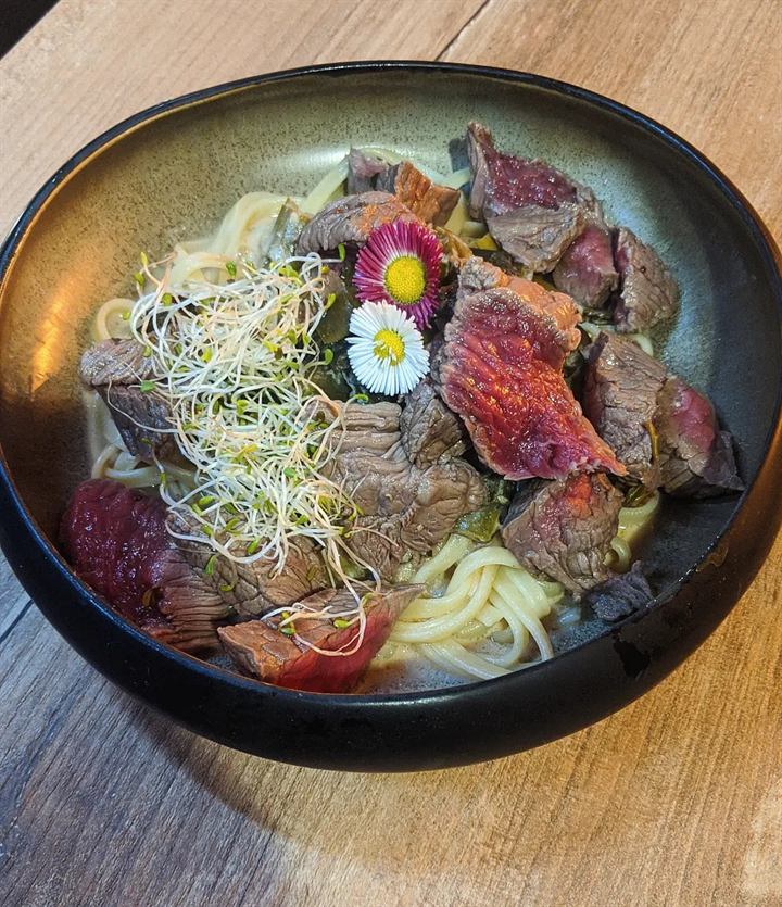 Linguine au bœuf saisi et fondue de poireaux sauge-romarin