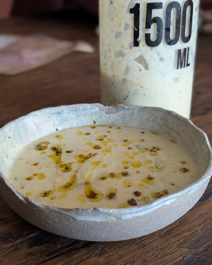Velouté froid de concombre au yaourt, menthe et éclats d'amande